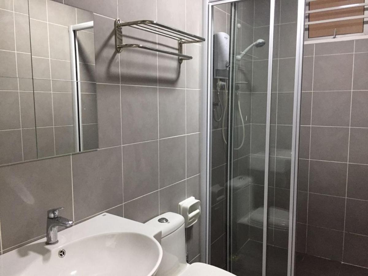 Del'S Guesthouse @ Southville Same Level With Pool Fits 8 Бангі Екстер'єр фото